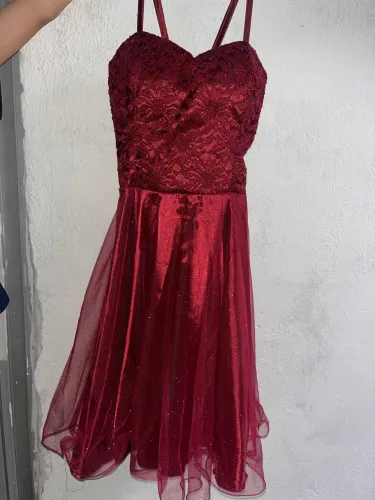 Vestido de saia curta para debutante, formatura e outros eventos.