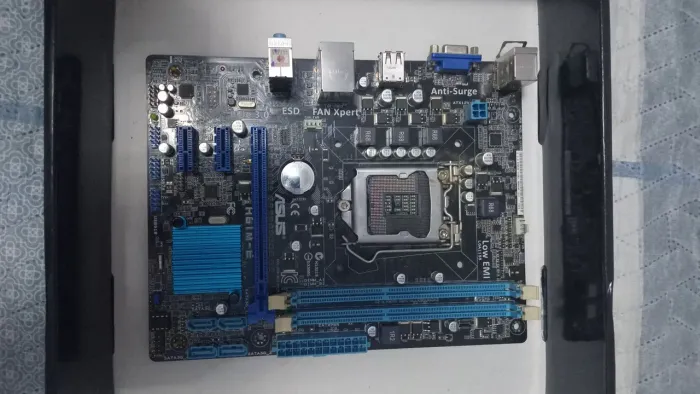 Placa-mãe ASUS H61M-E LGA1155 DDR3 - Precisa refazer BIOS / Para conserto