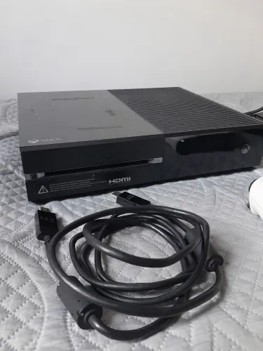 Vendo xbox one preto com controles 