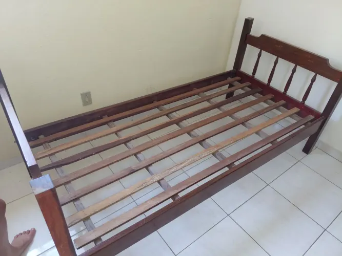 Vendo Cama de Solteiro 
