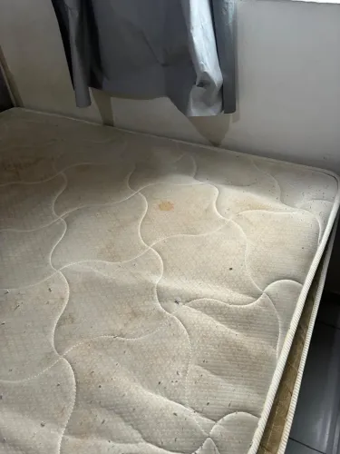Cama casal com molas