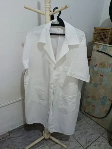 Vendo dois jalecos em bom estado.