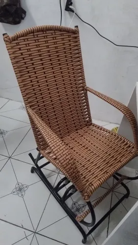 Cadeira de balanço semi-nova