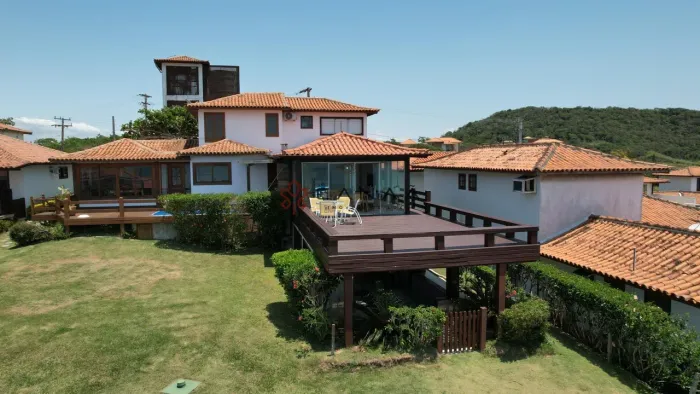 Linda casa com vista de cinema dentro de um dos condomínios pé na areia
