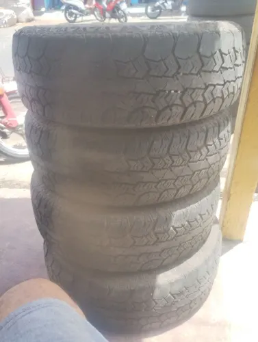 225/65r17 pneus semi novo