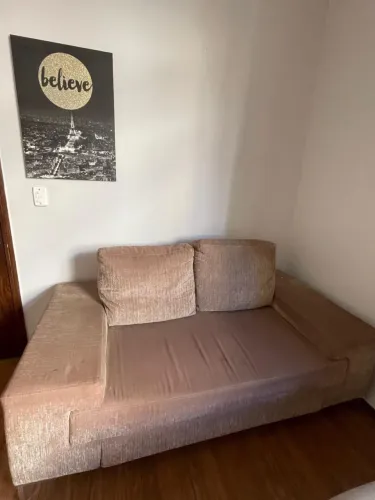 Vendo sofá , chenile , pés metal