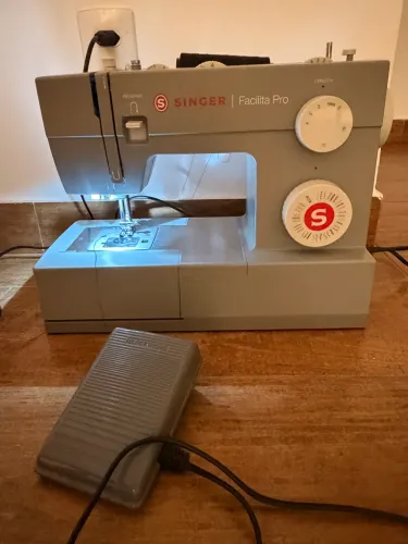 Máquina de costura reta Singer Facilita Pro 4423 portátil - cinza