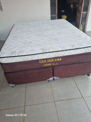 Cama Box Queen size colchão molas enssacadas muito bem conservada ENTREGO 