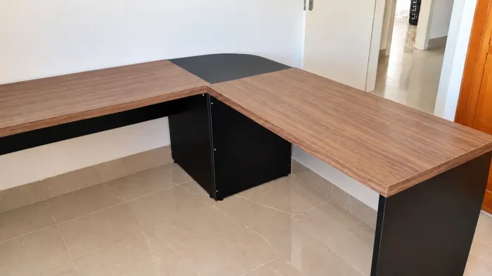 Mesa de escritório em L