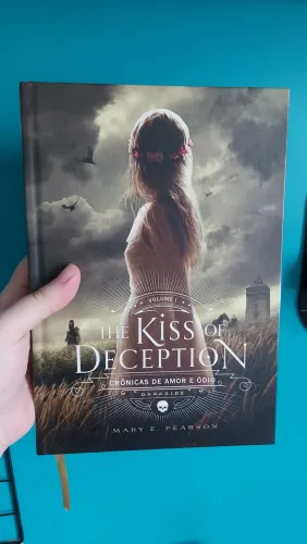  The Kiss Of Deception (Crônicas De Amor E Ódio) - Mary E. Pearson-