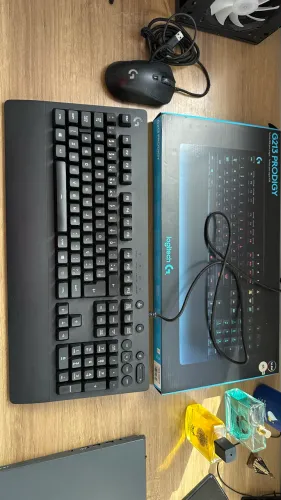 Teclado Logitech G213
