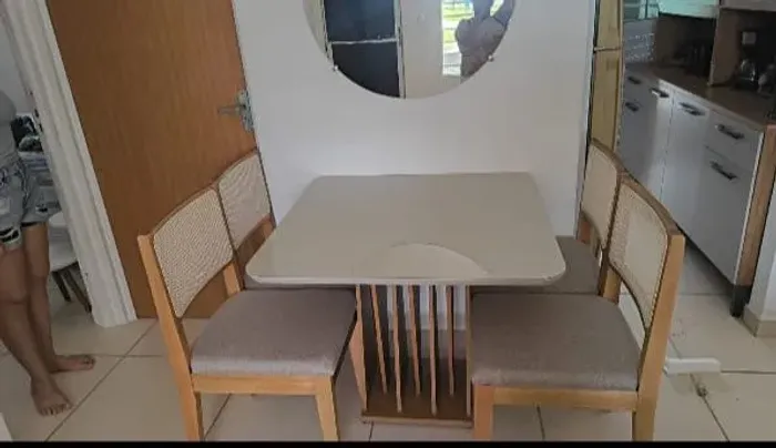 Mesa com tampo de vidro