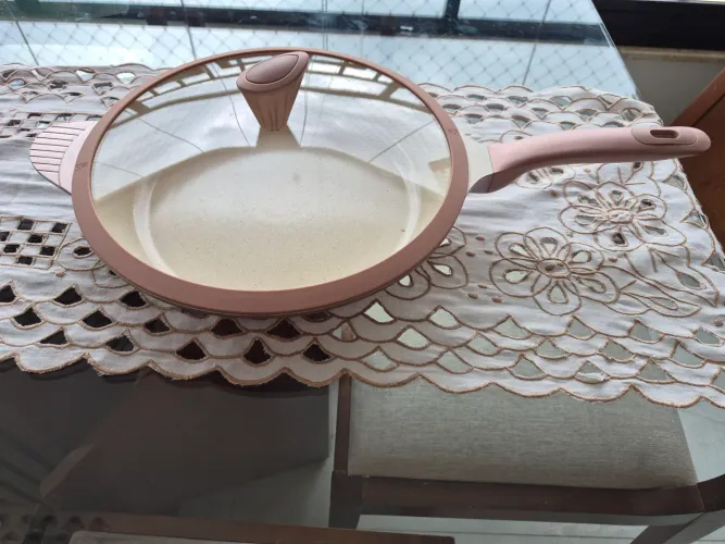 Vendo panela e frigideira de cerâmica nova, Gourmet Premium, motivo é grande p/3 pessoas