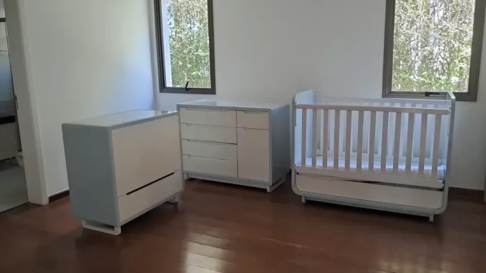 quarto de  bebe completo com berço, cômoda e outra cômoda 