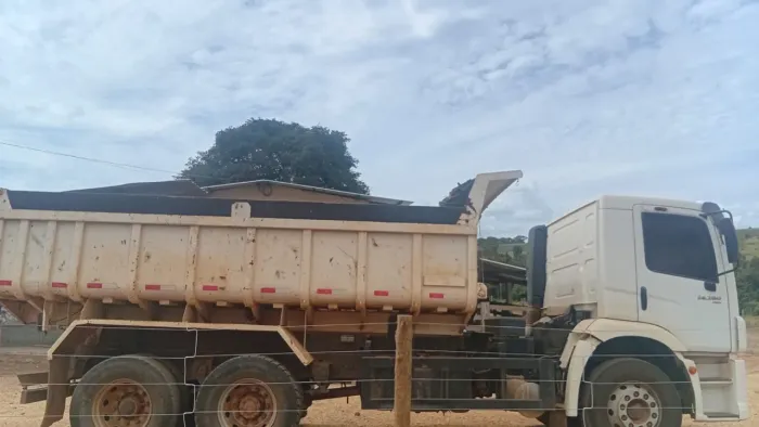 Caminhão caçamba 24/280