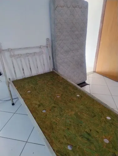 Cama solteiro de ferro com colchão
