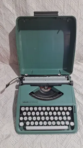 Maquina de escrever antiga.