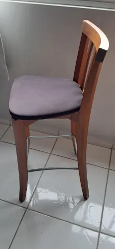 Vendo e banquetas altas em madeira