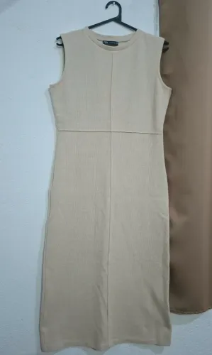 vestido midi canelado zara