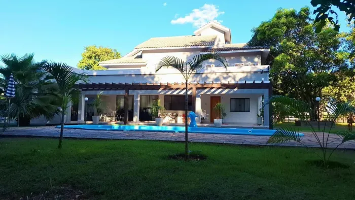 Vende-se belíssimo sobrado com 5 suítes no Condomínio Flor do Cerrado em Cuiabá MT