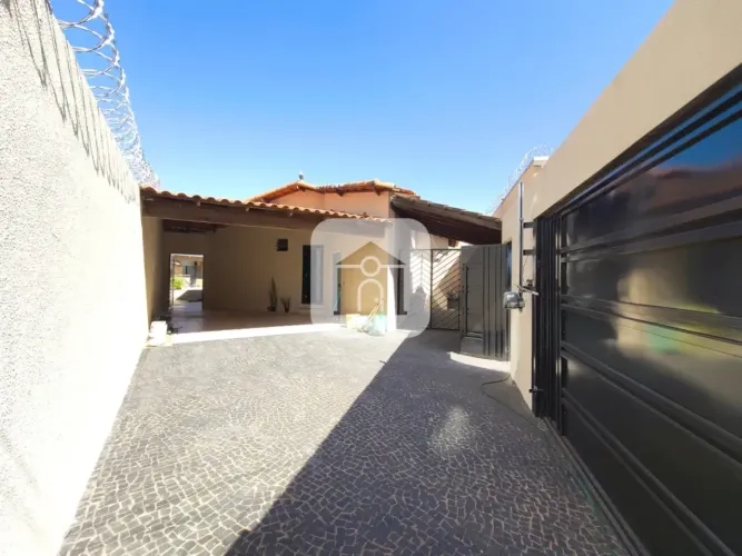 Casa com 4 quartos sendo 3 suítes, piscina e varanda gourmet para locação no bairro Tubali