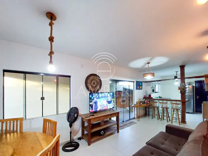 VENDO CASA COM PISCINA EM BÚZIOS