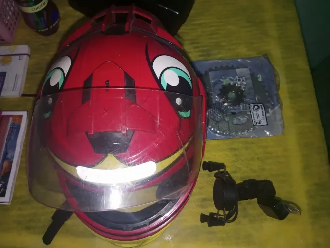 Capacete Pica-pau,coroa de corrente e suporte para celular 