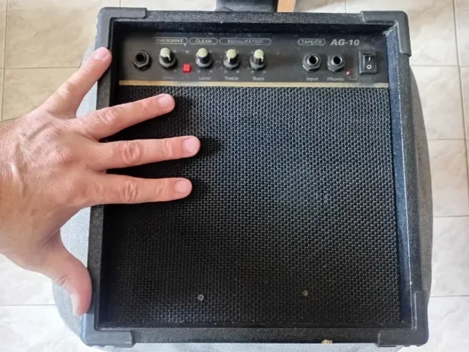 Caixa / Amplificador para Guitarra com Distorção 