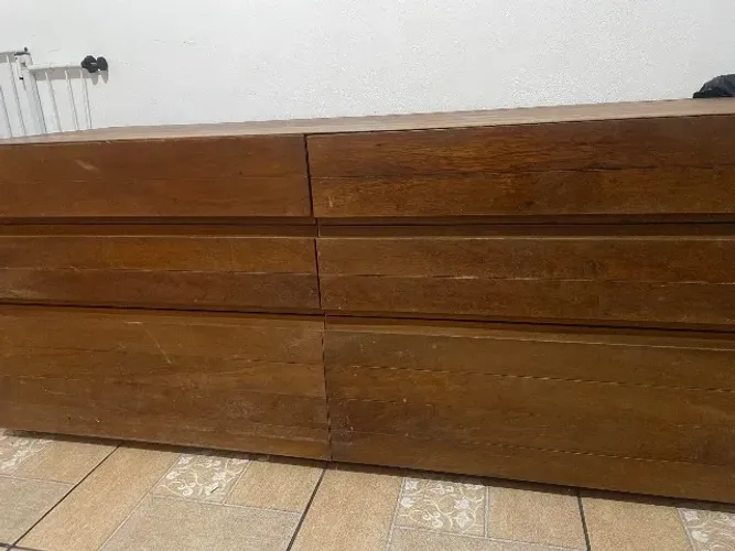 Móvel de madeira maciça com gavetas