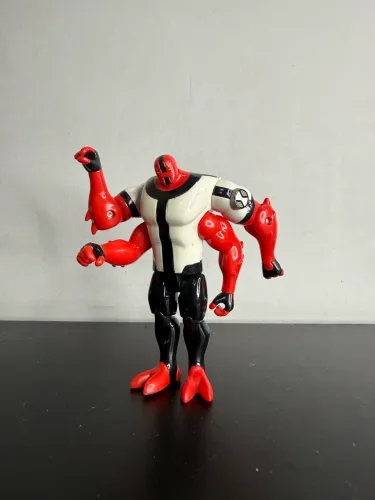 Boneco ben 10 quatro braços