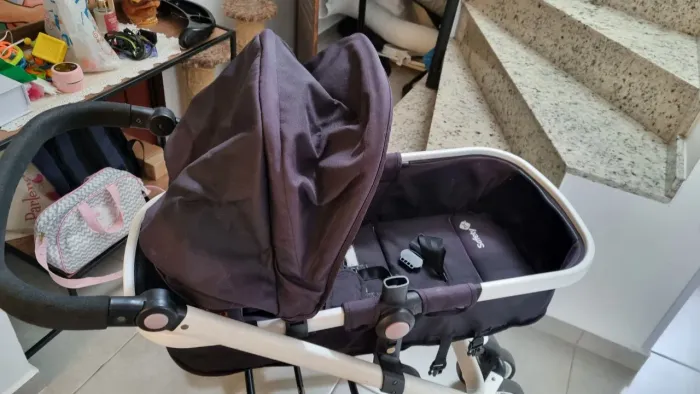 Carrinho de bebê com Moisés e bebê conforto. 