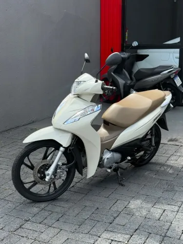 Honda Biz 125 branca com bege