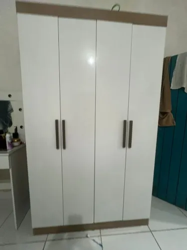 Vende se guarda roupa 4 portas