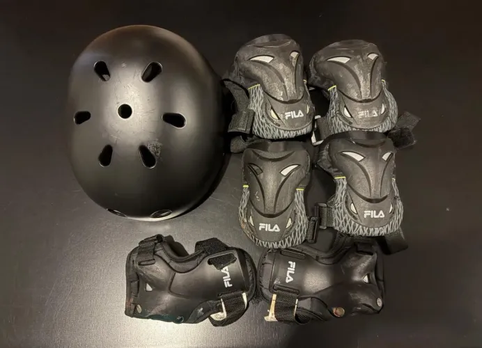 Skate Kit de Proteção com capacete, joelheira, cotoveleira e luvas tamanho médio