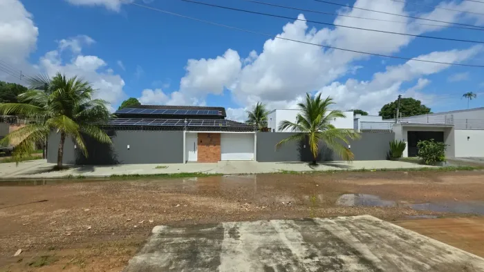 Aluga-se casa semi - mobiliada e com 3/4 quartos e piscina , energia solar no Paraviana