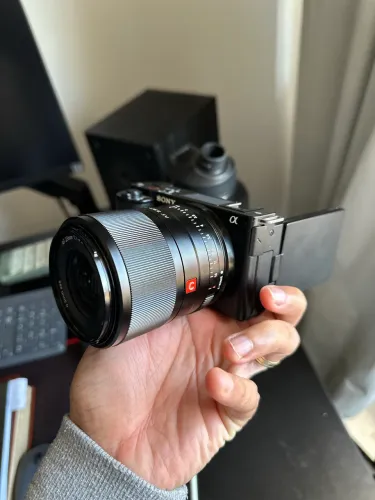 ZVE-10 com lente AF 23mm 1.4 (sem bateria)