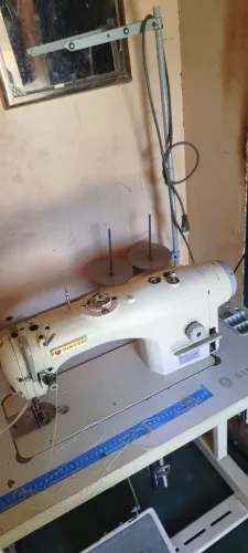 Máquina de costura reta Singer