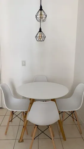 Vendo linda mesa 90 cm com 4 cadeiras