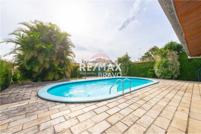Casa térrea à venda com piscina, 374m2, 5 quartos (2 suítes), 9 vagas de garagem, área gou