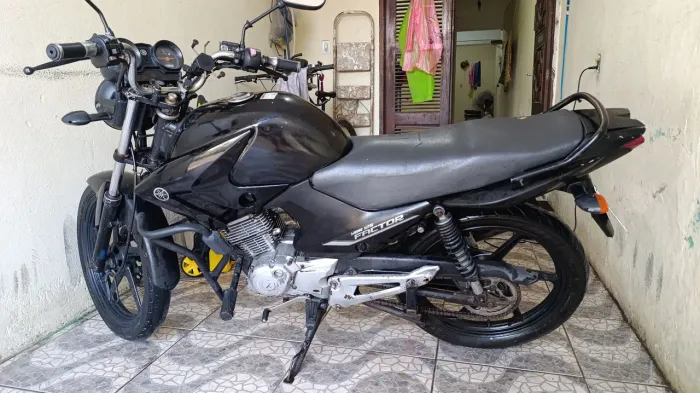 Vendo moto Yamaha 2012 cor preta moto de uso passeio.