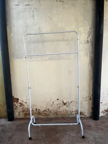 Arara de pendurar roupa e etc.