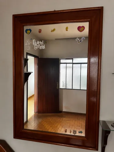Espelho com moldura de madeira