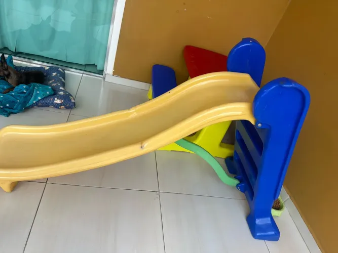 Mesa e escorregador infantil