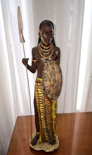 Estatueta em gesso de Africano com lança e escudo