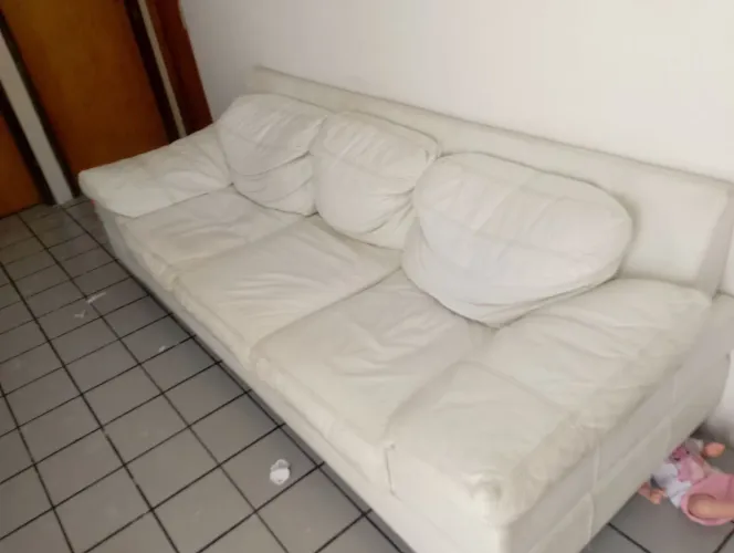 Aproveite sofá em couro legítimo 