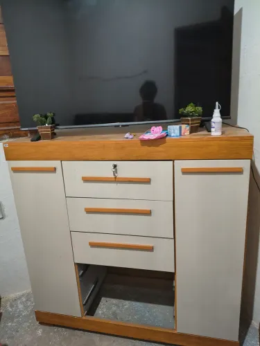 Cômoda com 5 gavetas e 2 portas.
