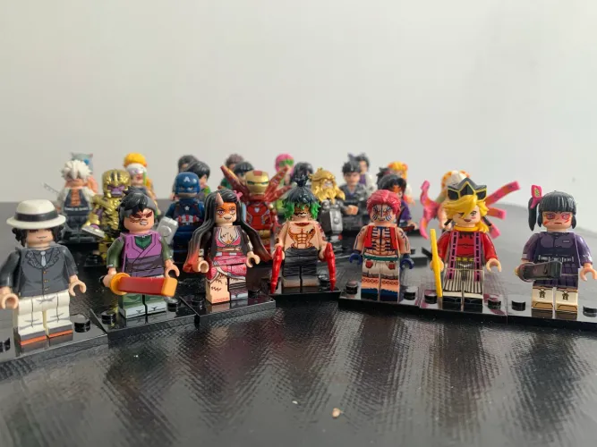 27 bonecos LEGO marvel e demon slayer 