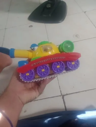 Carrinho de motor a pílula ele tem jogo de luz anda sozinho e atira bolinha