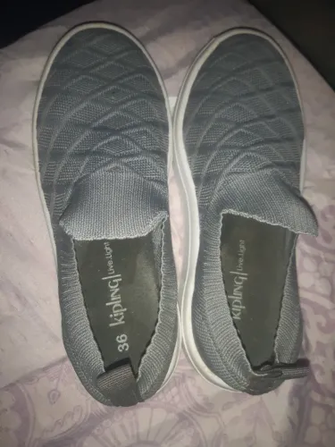Vendo tênis feminino novo e bem conservador