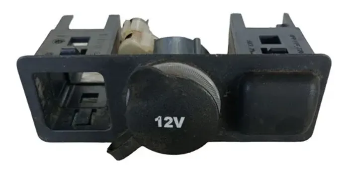 Moldura Painel Tomada 12v Gm Corsa 2003 2012 Preto